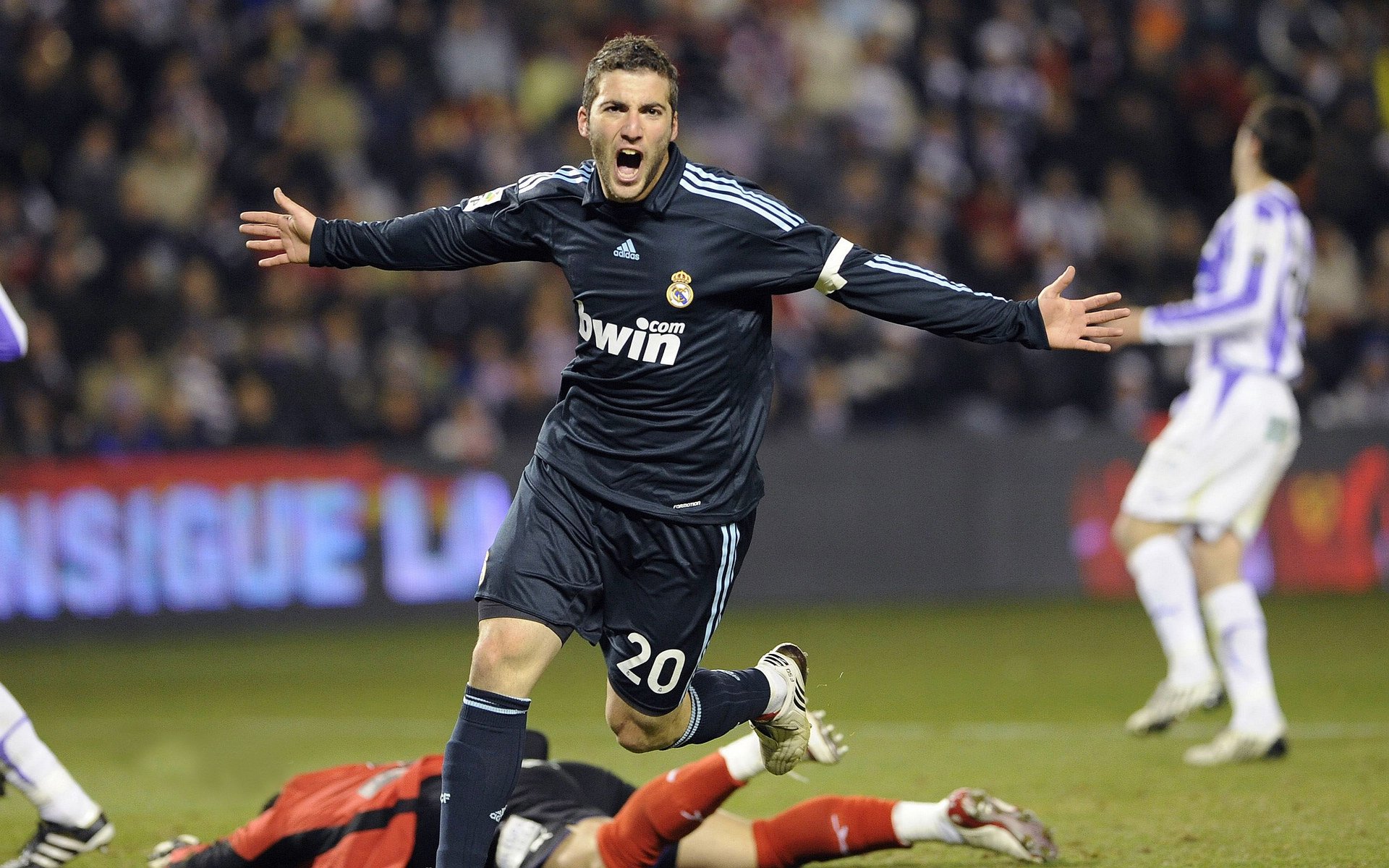 IM体育官方网-体育巅峰日,泰国队绝杀马来西亚队,安赛龙统治全场